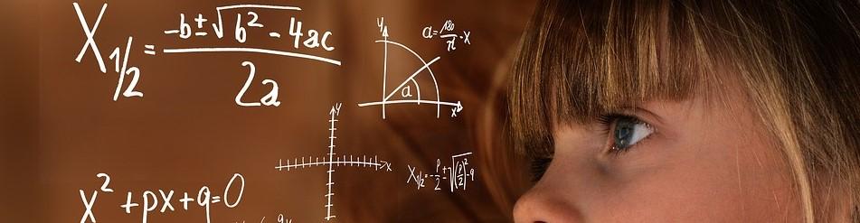 Imagen representativa del Experto en Comunicación Pública y Divulgación de la Ciencia, en la que aparece una niña y fórmulas matemáticas
