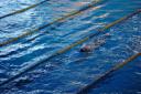 Se puede nadar durante todo el año porque hay dos piscinas, una cubierta de 25 metros y otra exterior olímpica