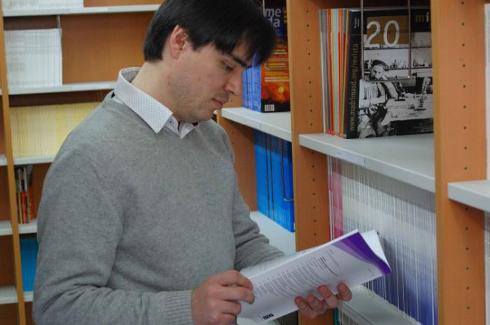 Un estudiante de Doctorado consultando en la Biblioteca las revistas de investigación especializadas