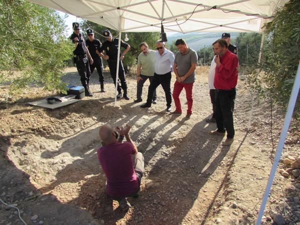 El director atiende la visita a la excavación de las autoridades autonómicas y municipales