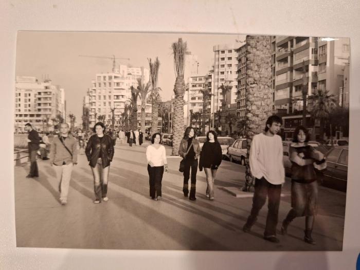 Grupo de teatro ARABUAM paseando por Beirut. Representación Ashwaq al Salam de Tawfiq al Hakim. Festival Internacional de Teatro Beirut 2005
