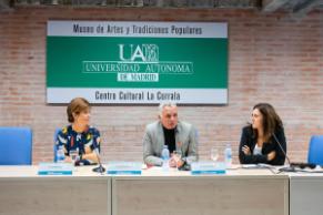 En la imagen podemos ver a Smanta Villar, Juan Ramón Lucas y Edurne Pasabán en el Salón de actos del Centro Cultural La Corrala