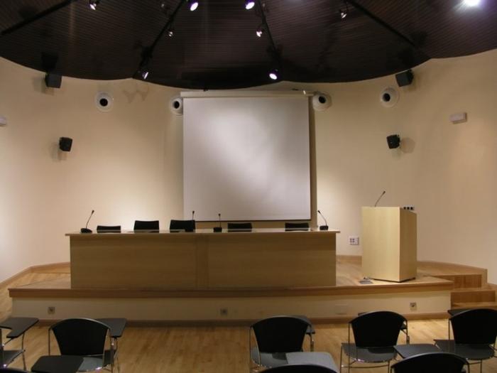 Interior vista frontal del aula