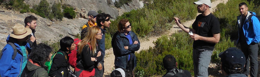 Imagen representativa del Máster en espacios Naturales protegidos en la que aparece un grupo de personas en la naturaleza