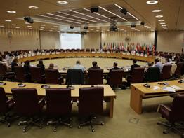 Se observa una imagen en la que aparece un amplio grupo de personas en torno a una mesa redonda