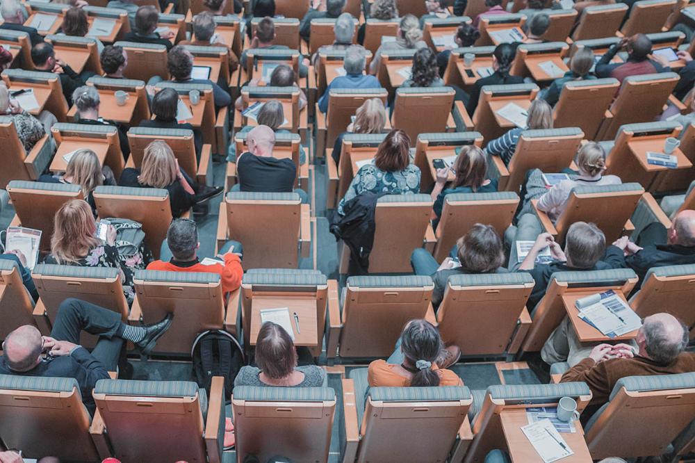 Imagen representativa del Experto en Docencia Universitaria, en la que aparece un aula lleno de personas