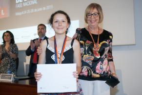 La alumna Alicia Sevillano, ganadora de la medalla de bronce, tras obtener su premio de manos de la Consejera de Educación de la Junta de Andalucía 
