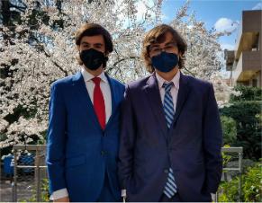 A la izquierda, Juanjo García Amorós y a la derecha, Jaime García Whyte, estudiantes de 3º de Derecho y ADE, campeones de Debate Universitario