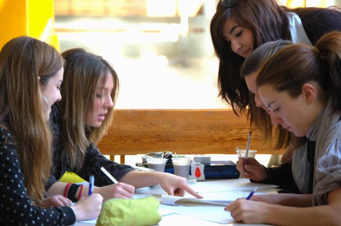 Some groups manage to concentrate and work in the hallways, despite the noise