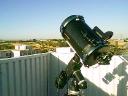 Se muestra un telescopio C11 colocado sobre una montura ecuatorial en la terraza del observatorio.