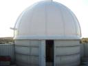 Exterior del observatorio de día, se aprecia la puerta que comunica la terraza con el interior del observatorio.