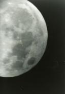 Fotografía parcial de la luna en blanco y negro. Se aprecian sus manchas y relieve