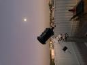 Se muestra un telescopio Celestro de 11' colocado sobre una montura ecuatorial en la terraza del observatorio al anochecer.