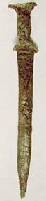 Espada de hoja recta del Tosal de los Regallos (Huesca), en hierro con empuñadura única con elementos de bronce macizo. Es un unicum
