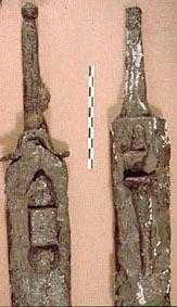 Las espadas galas de los tipos de La Tène (con vaina metálica y suspensión mediante cinturón) son muy escasas en la Península Ibérica, y su aparición se limita casi exclusivamente al área catalana