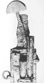 empuñadura de una espada de frontón de este tipo procedente de la necrópolis de Alpanseque (Soria)