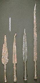 Moharra o punta de lanza. Son numerosísimos los tipos y variantes de lanza durante la II Edad del Hierro peninsular. La fotografía recoge algunos ejemplos de yacimientos andaluces.