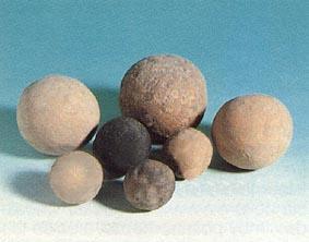Aunque no existe plena seguridad, pequeños cantos rodados y bolas de arcilla pueden haber sido empleadas como proyectiles de honda en toda la Península Ibérica