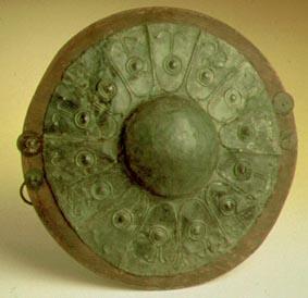 Gran tachón central de escudo en bronce repujado (tipo Quesada IA)