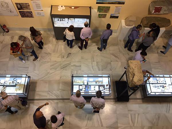 Visitantes durante la inauguración de la exposición temporal (Cabra, Córdoba)