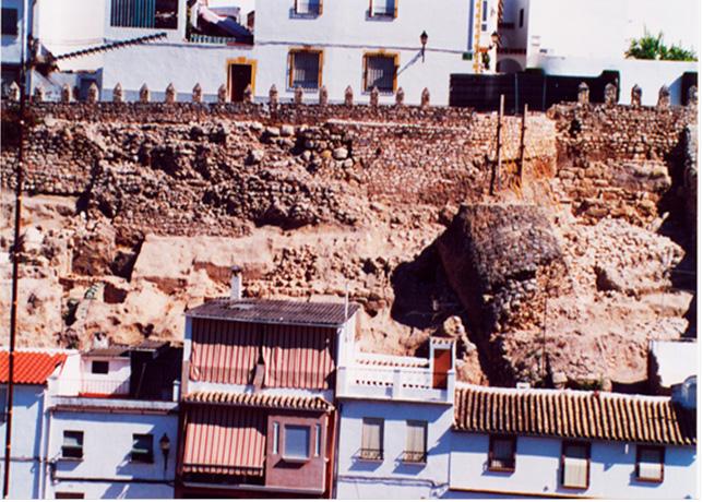 La muralla, medieval de la Villa de Cabra se asienta sobre la muralla romana, y esta a su vez sobre la ibérica. Foto A. Moreno