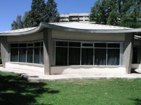 En la imagen se puede ver la pagoda de la facultad de medicina en la universidad autonoma de madrid