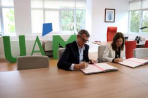 Juan Antonio Álvaro de la Parra, director general de Operaciones de Quirónsalud, y la rectora Amaya Mendikoetxea, durante la firma del convenio en el Rectorado de la UAM./ UAM.