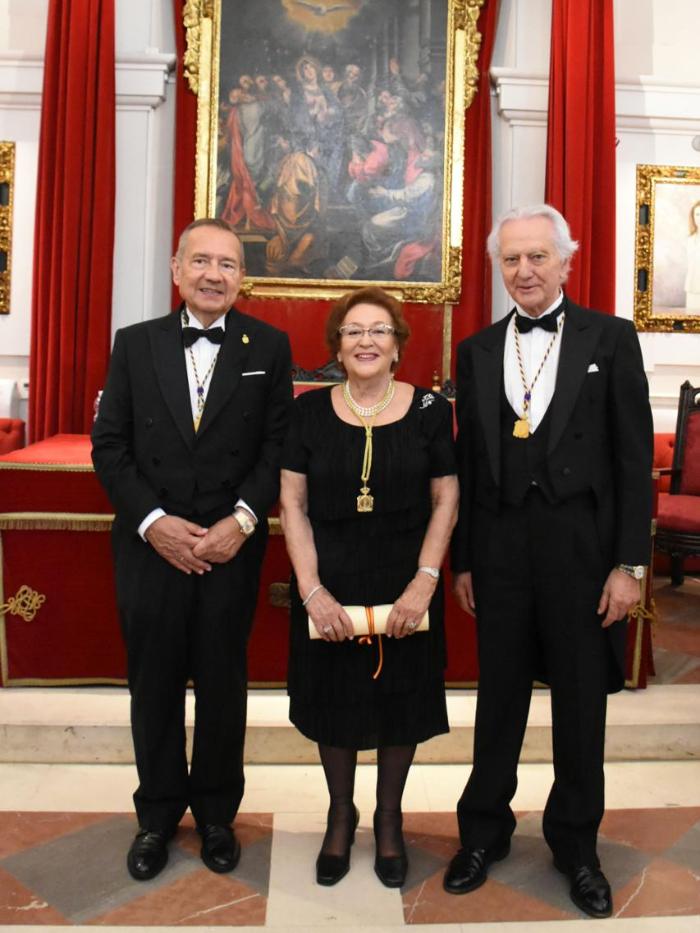 La catedrática de Pediatría de la UAM, María Isabel Polanco Allué, Académica de Honor de la RAMSE, flanqueada por el  Dr. Federico Argüelles Martín, Académico de Número, y por el presidente de la RAMSE, Dr. Carlos A. Infantes Alcón. / María Amor Mora