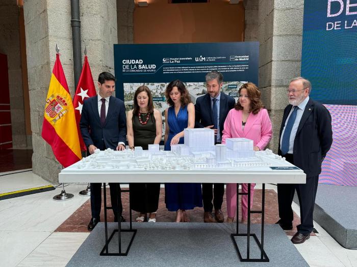 personas viendo maqueta