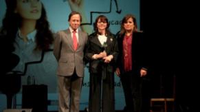 Julia Sebastián recibiendo el Premio Atenea.