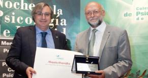 Momento de la entrega de la Mención Honorífica por parte de Fernando Chacón, Decano del Colegio, al psicólogo Javier Tamarit