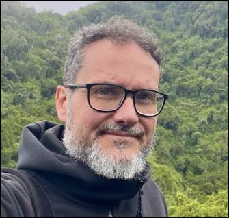 Retrato de García Porta, Joan delante de un bosque