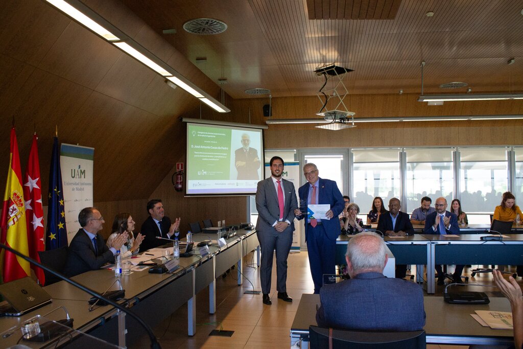 Imagen entrega del Premio UAM de Innovación y Transferencia del conocimiento al Catedrático José Antonio Casas