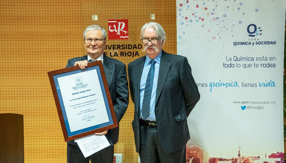 Imagen entrega del Premio ANQUE del año 2022 profesor emérito Juan José Rodríguez