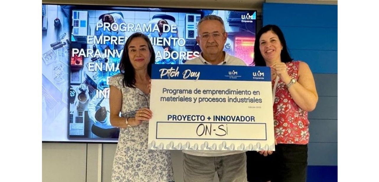 Basilio Javier García Carretero, María Jesús Hernandez Muñoz y María Ángela Pampillón Arce recibiendo el premio durante el acto 