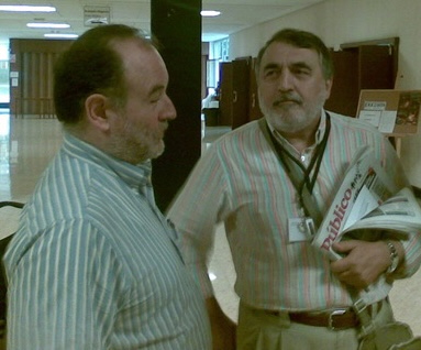 Fotografía de Luis Bel (izquierda) discutiendo gravitación con Enrique Alvarez (derecha)