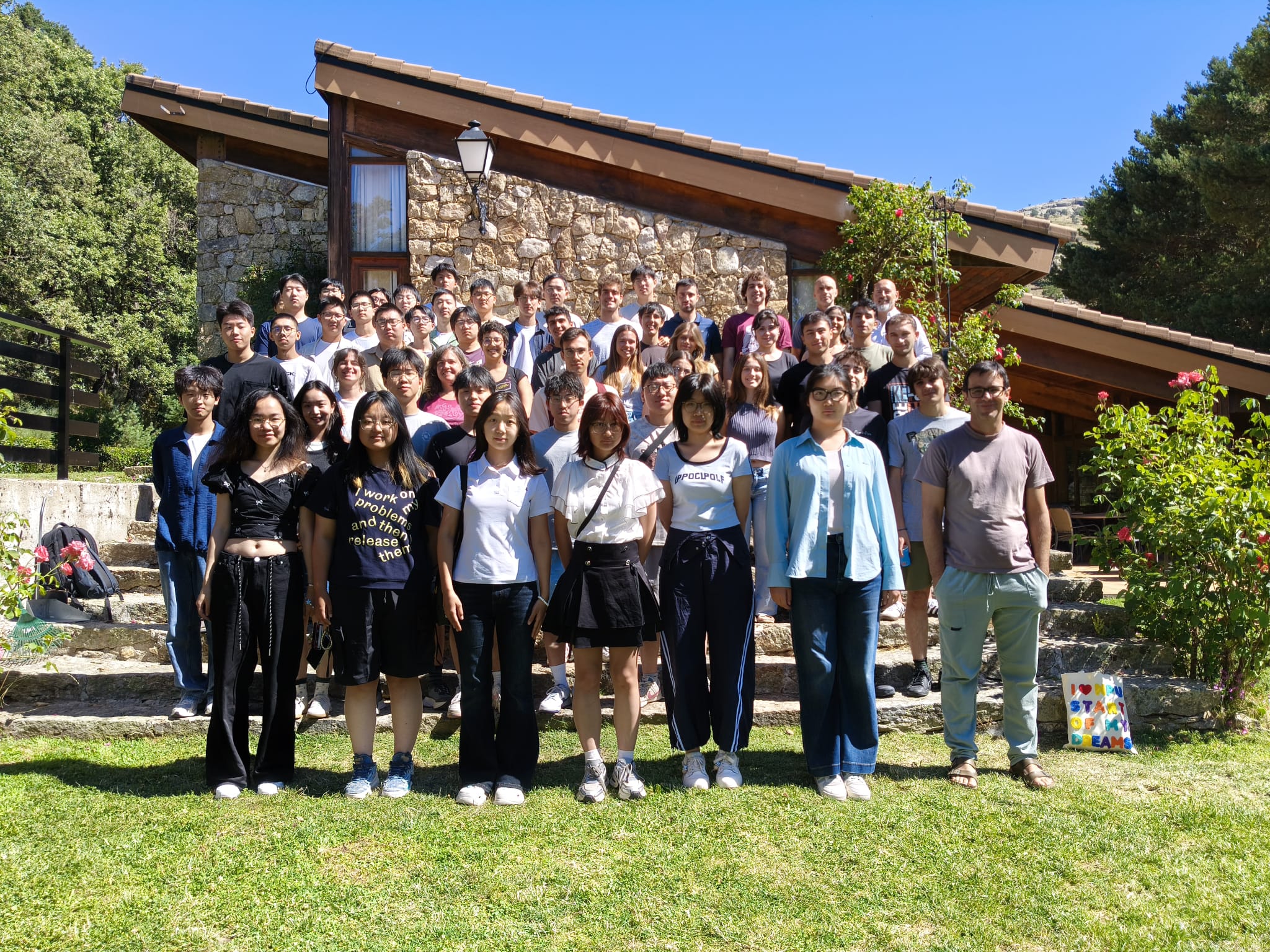 Foto de los/las asistentes a la II Escuela de Verano Internacional “Sino-Spanish Summer School on Advanced Materials” en la residencia universitaria La Cristalera (Miraflores de la Sierra)