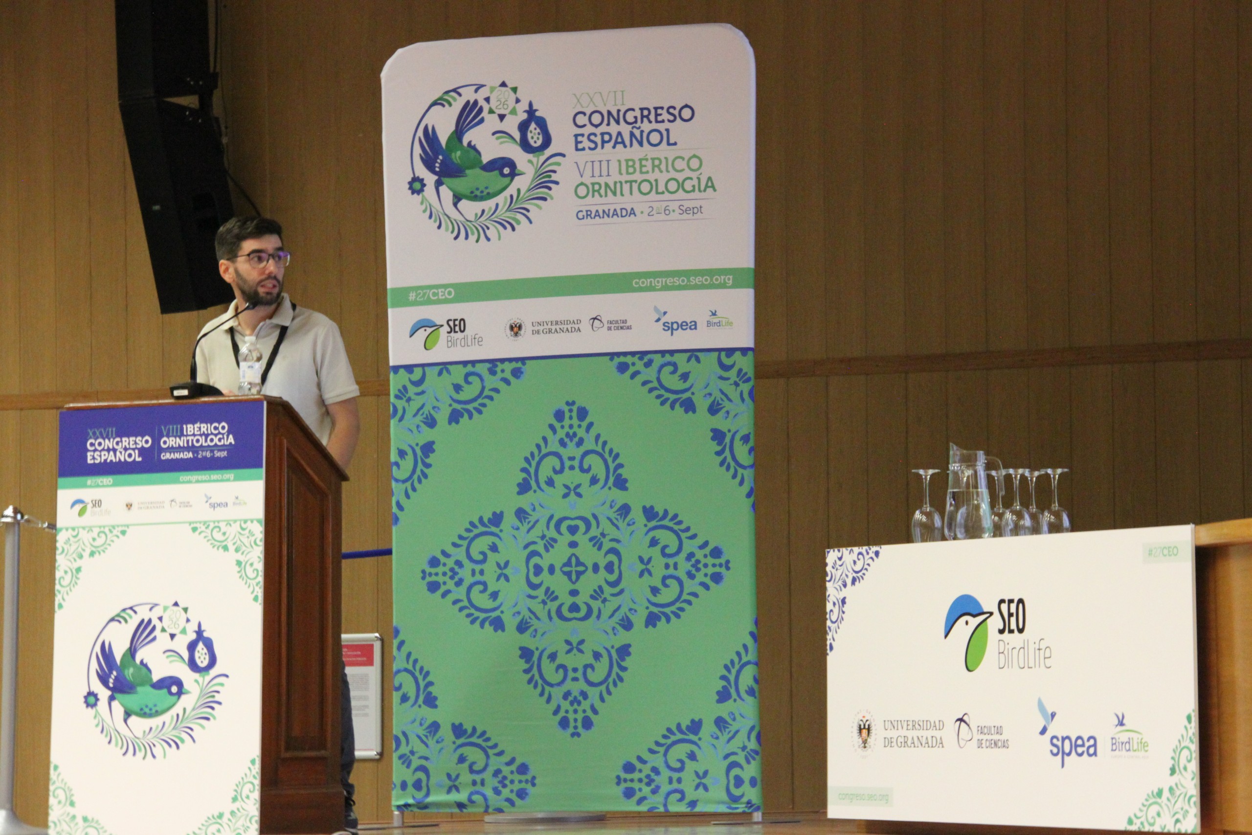 El investigador premiado presenta su trabajo en el acto de entrega del galardón.