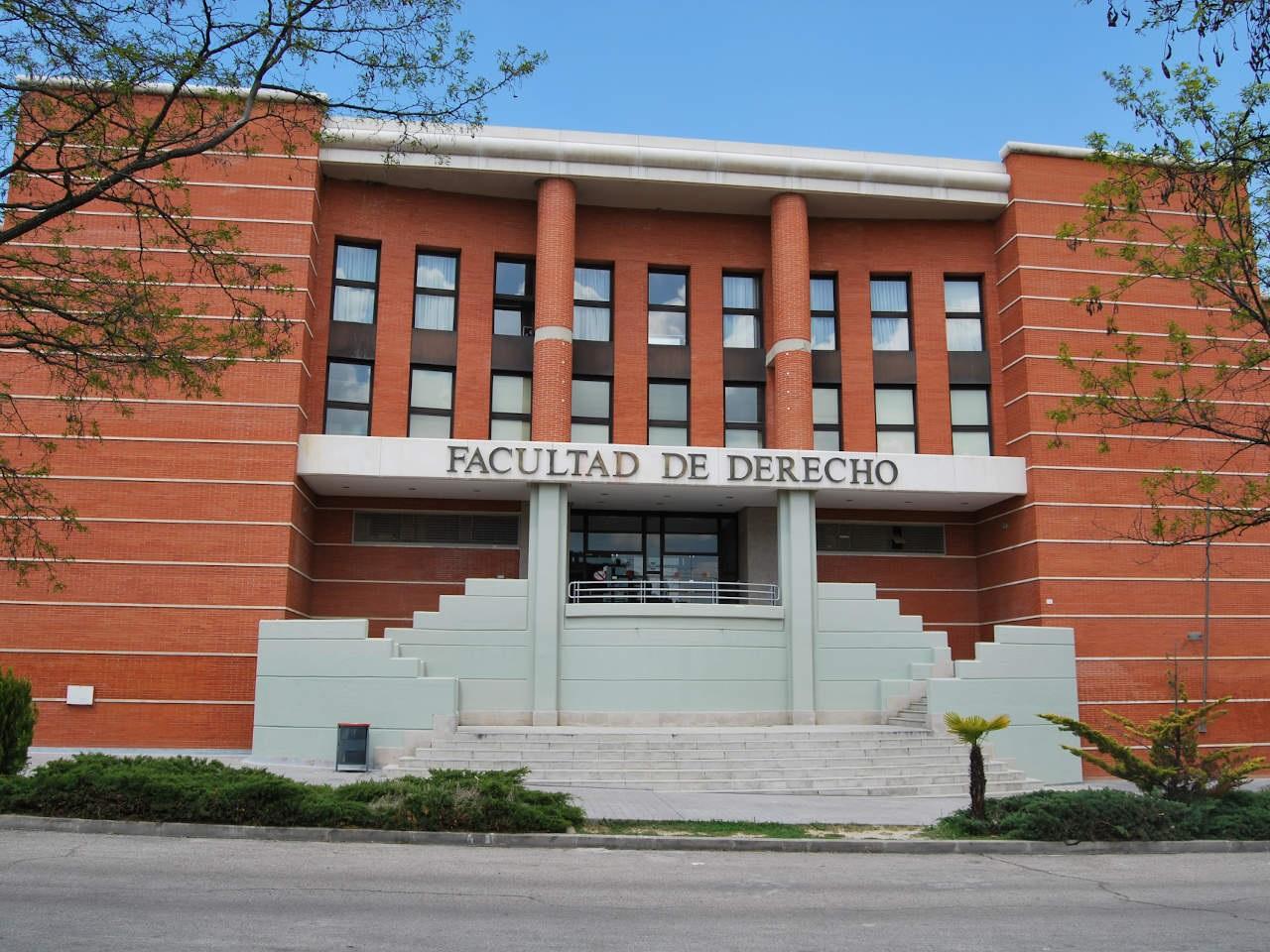 Fachada principal del edificio de la Facultad de derecho de la UAM
