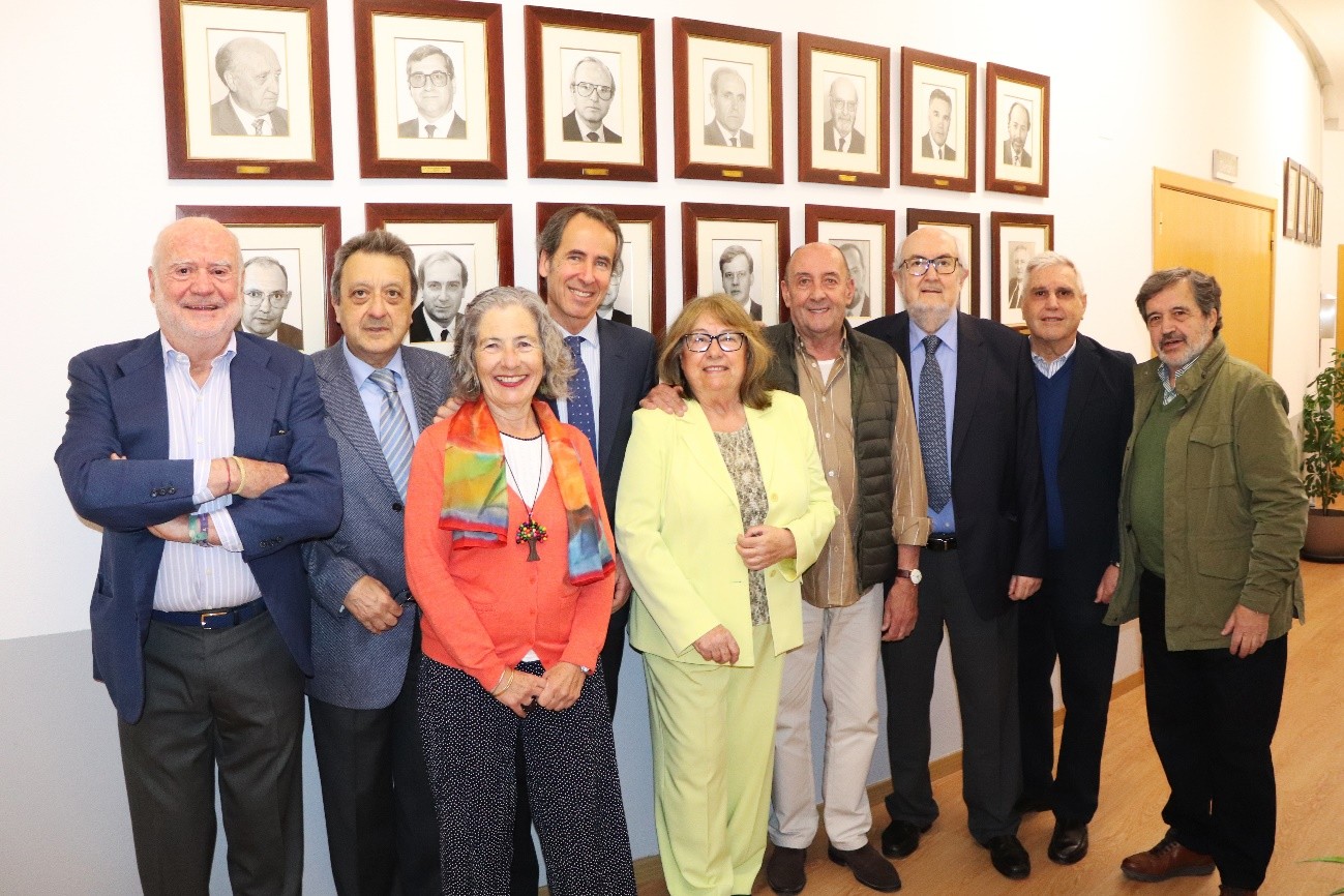 Visita I promoción de Licenciados junto con el decano