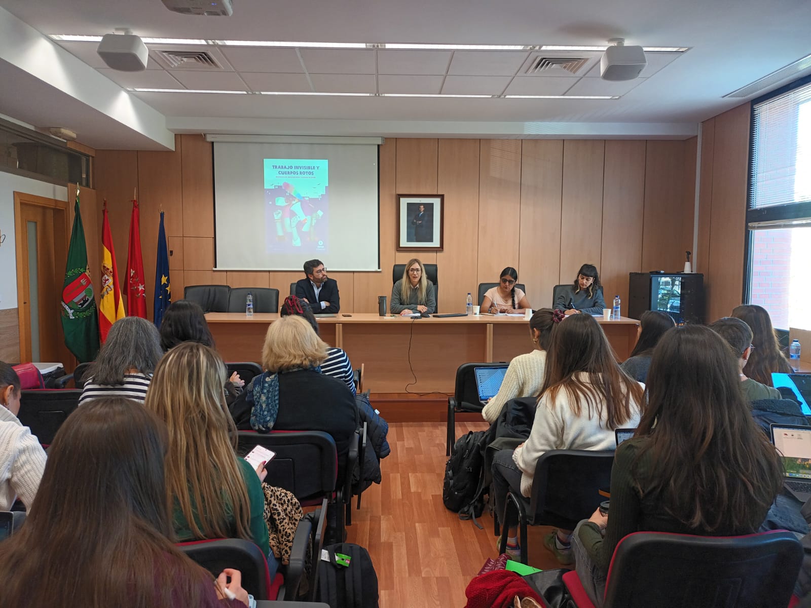 Foto acto mesa redonda sobre los cuidados como pilar del bienestar
