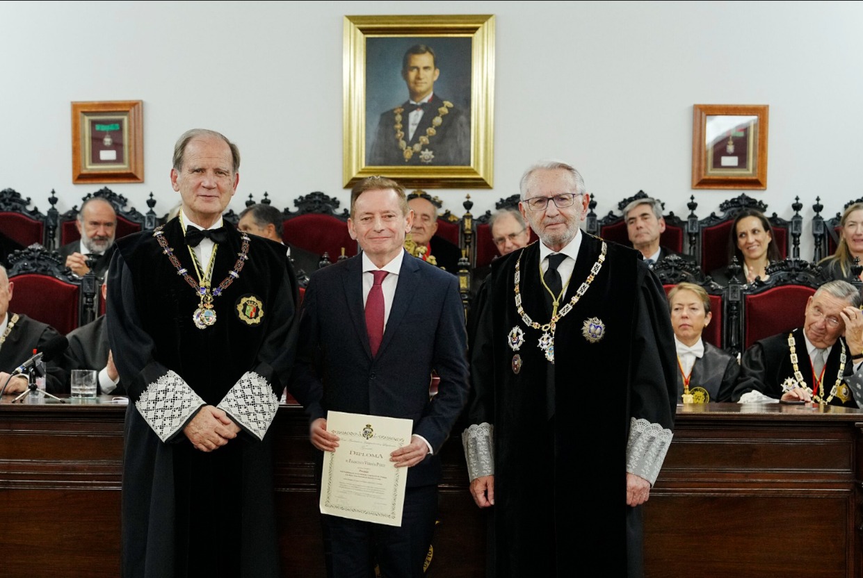 Foto del acto de entrega del premio a la mejor tesis doctoral otorgado a Francisco Verdún Pérez