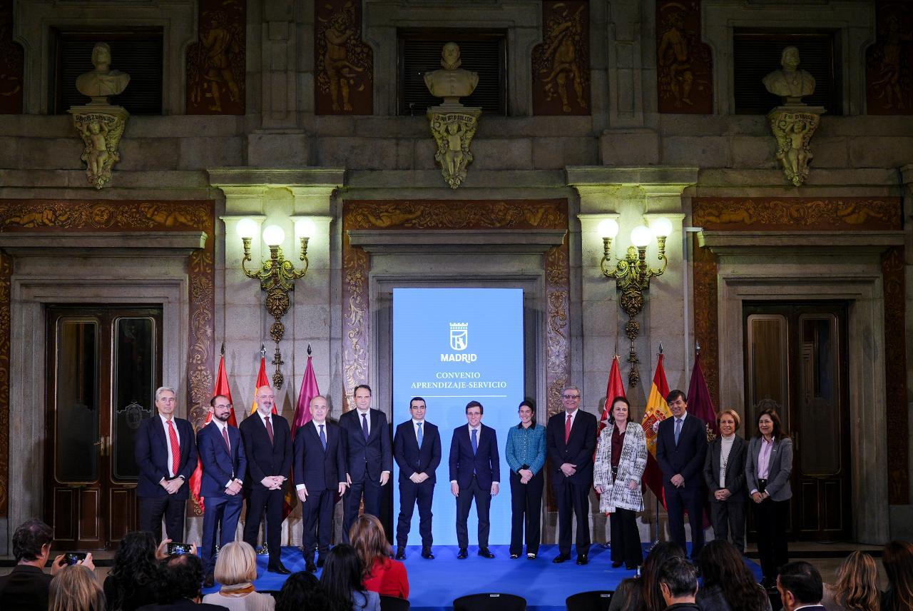 Foto acto firma del convenio entre ayuntamiento de Madrid y las universidades para proyectos de aprendizaje servicio