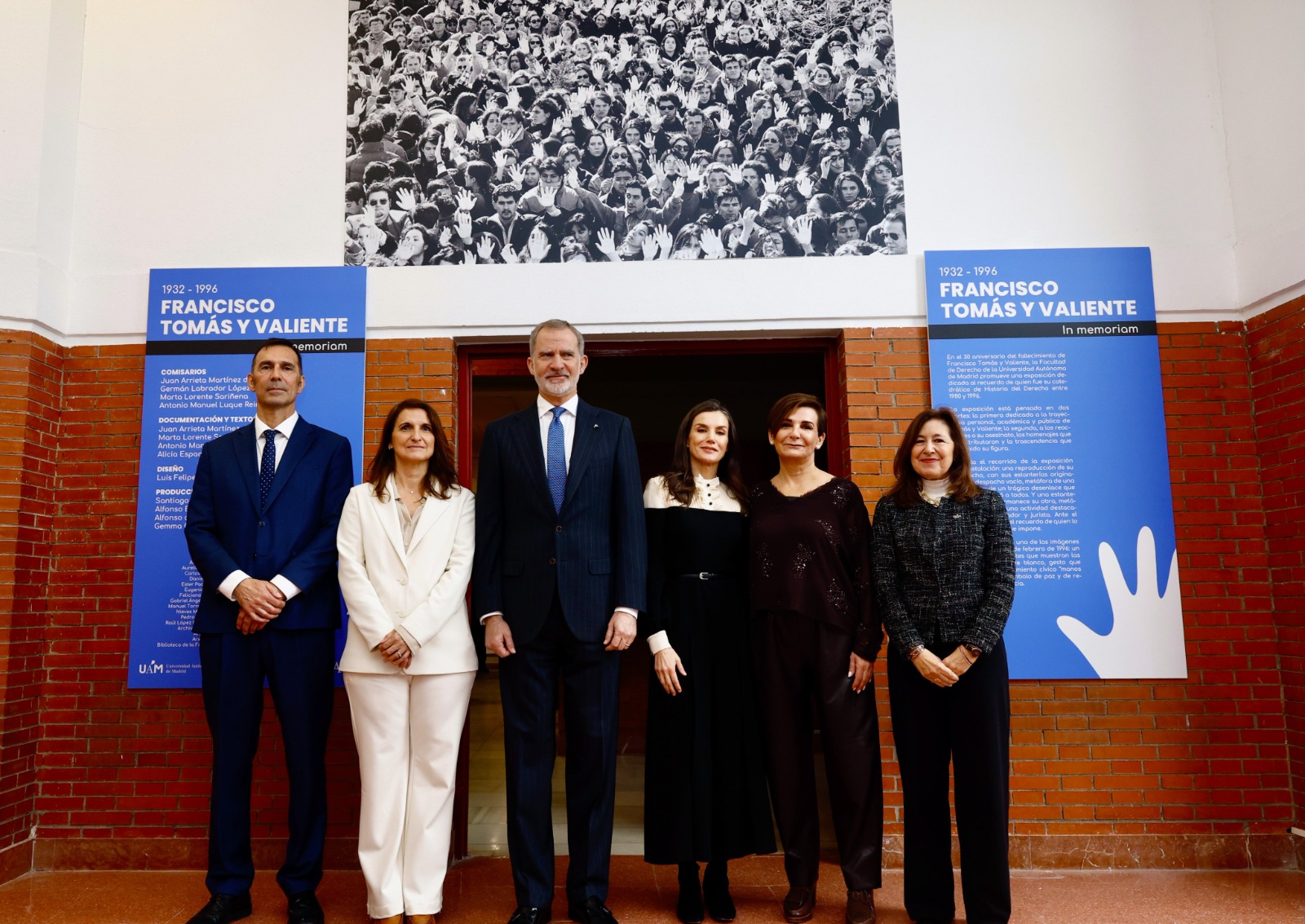 Foto de la visita de SSSMM a la exposición de Tomás y Valiente