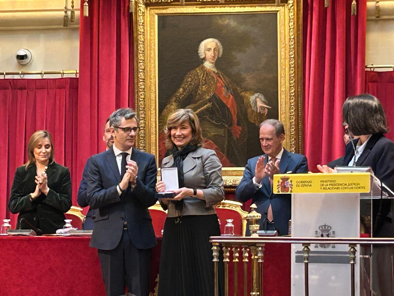 Foto acto condecoración de Yolanda Valdeolivas con la Cruz Distinguida de Primera Clase de la Orden de San Raimundo de Peñafort