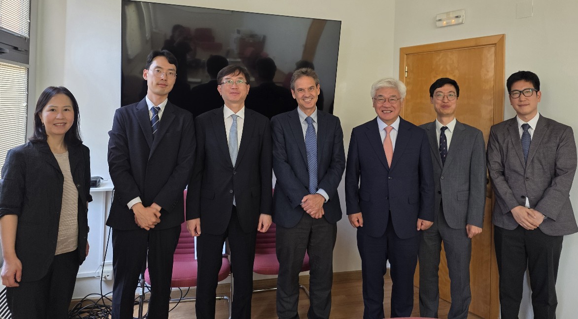 Facultad recibe a una delegación del Tribunal Constitucional de Corea
