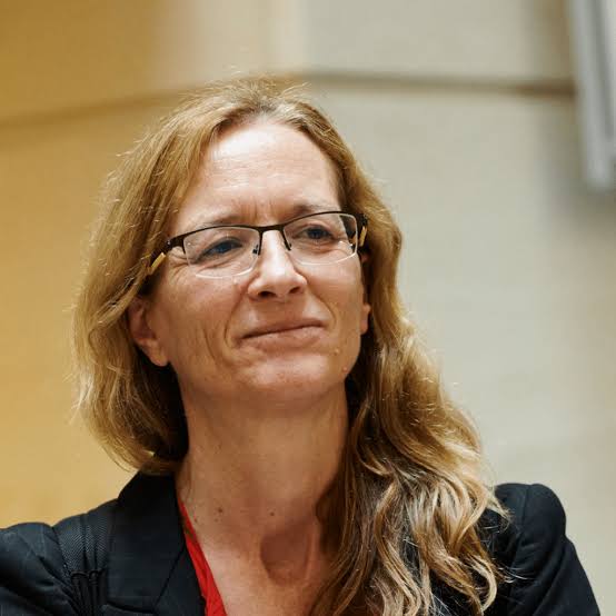 La profesora Elena García Guitián premiada por la AECPA