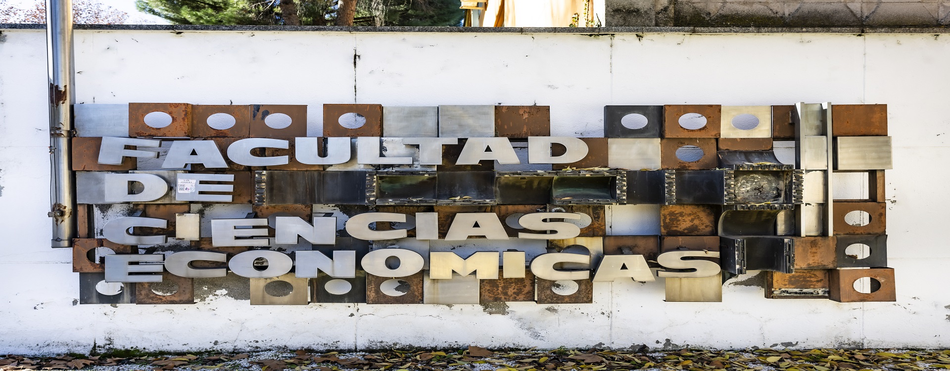 Mural con nombre de la Facultad