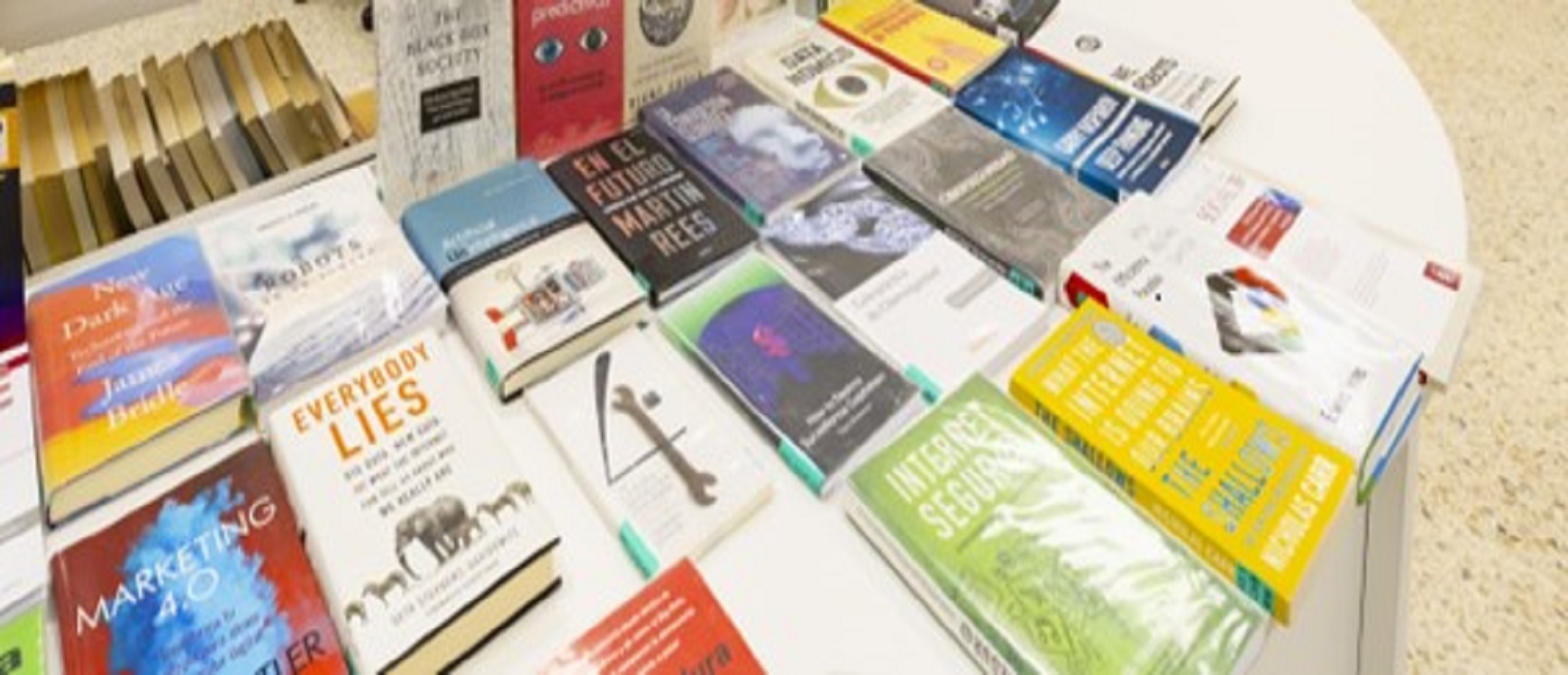 Imagen de libros expuestos en mesa