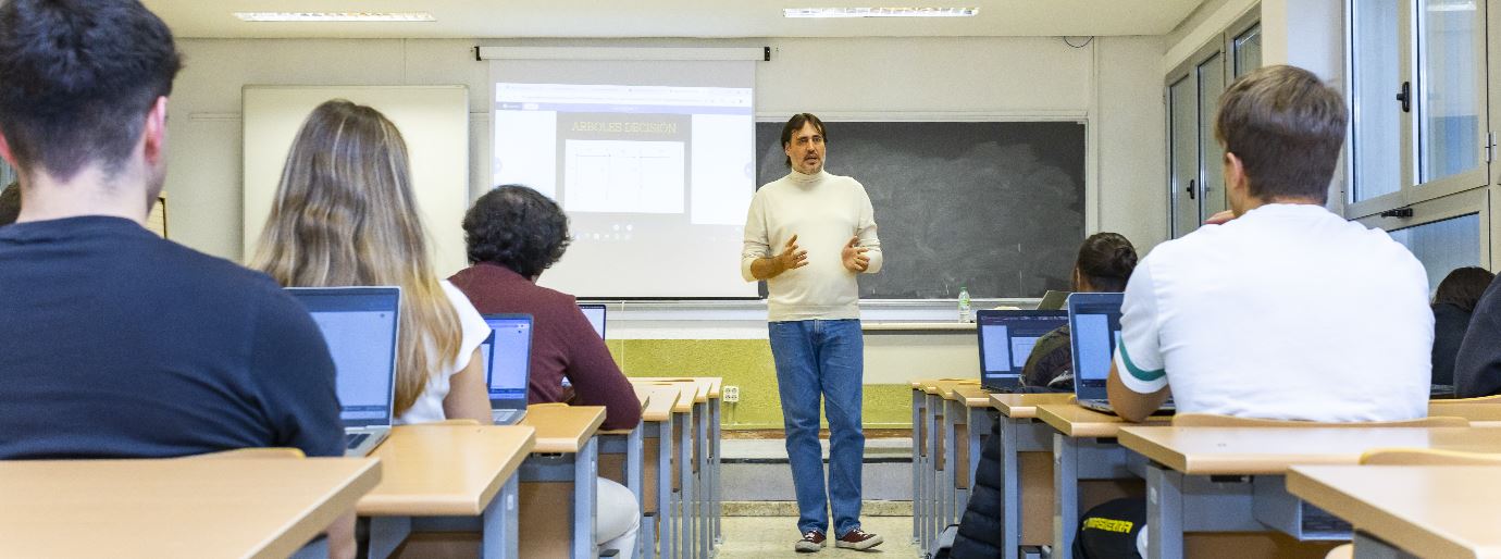 IMAGEN AULA CON ALUMNOS